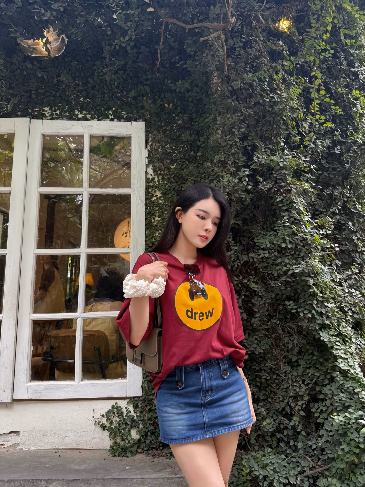 Sự kết hợp này không chỉ mang đến vẻ ngoài năng động, thoải mái mà còn giúp Khánh Linh khéo léo khoe đôi chân thon dài và vóc dáng cân đối đáng ngưỡng mộ.