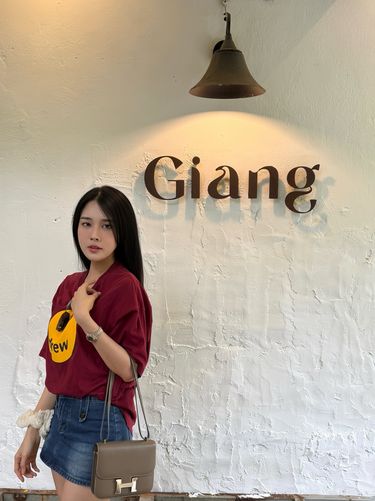 Ngày 29/6, CLB Bóng đá Công an Hà Nội có cuộc chạm trán với Sông Lam Nghệ An trên sân Vinh trong trận chung kết Cúp Quốc gia 2024/2025. Xuất hiện tại thành Vinh, hot girl Trần Bích Hạnh đến cổ vũ cho bạn trai là Vũ Văn Thanh cùng những người đồng đội.