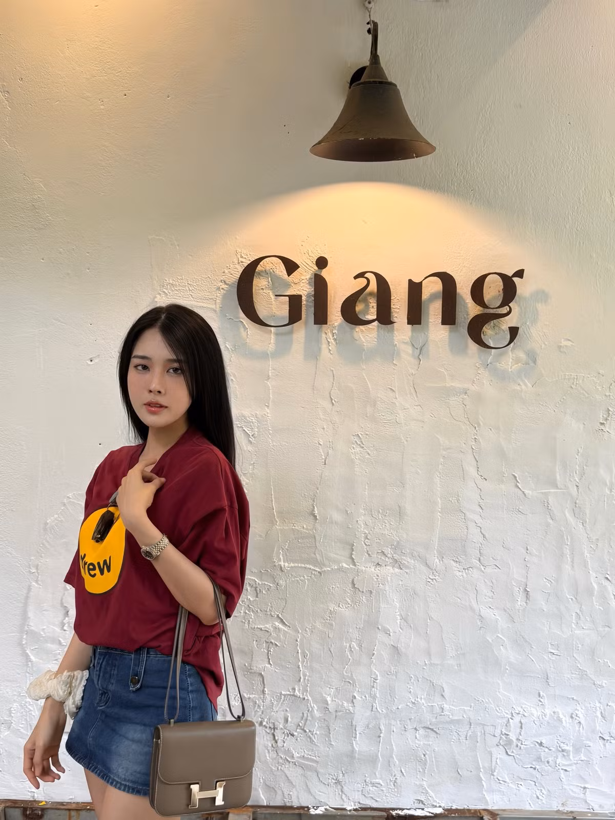 Ngày 29/6, CLB Bóng đá Công an Hà Nội có cuộc chạm trán với Sông Lam Nghệ An trên sân Vinh trong trận chung kết Cúp Quốc gia 2024/2025. Xuất hiện tại thành Vinh, hot girl Trần Bích Hạnh đến cổ vũ cho bạn trai là Vũ Văn Thanh cùng những người đồng đội.