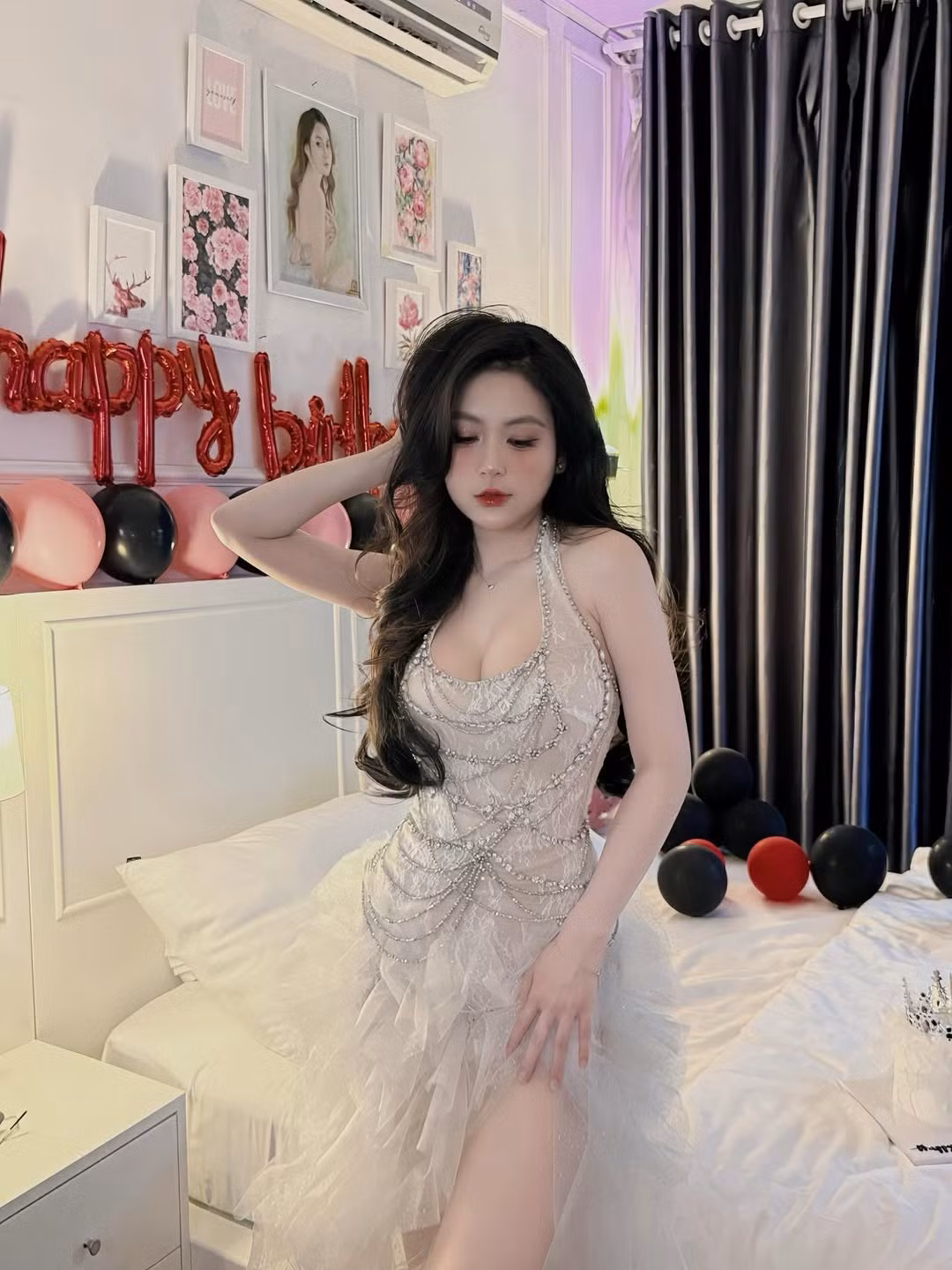 Trang Facebook cá nhân của cô có hơn 500 nghìn lượt theo dõi. Kênh TikTok cá nhân có 61.4 triệu lượt yêu thích và 3,6 triệu lượt theo dõi. Các video của Trân Trần đều có hàng trăm nghìn đến hàng triệu lượt xem. (Ảnh: IGNV)