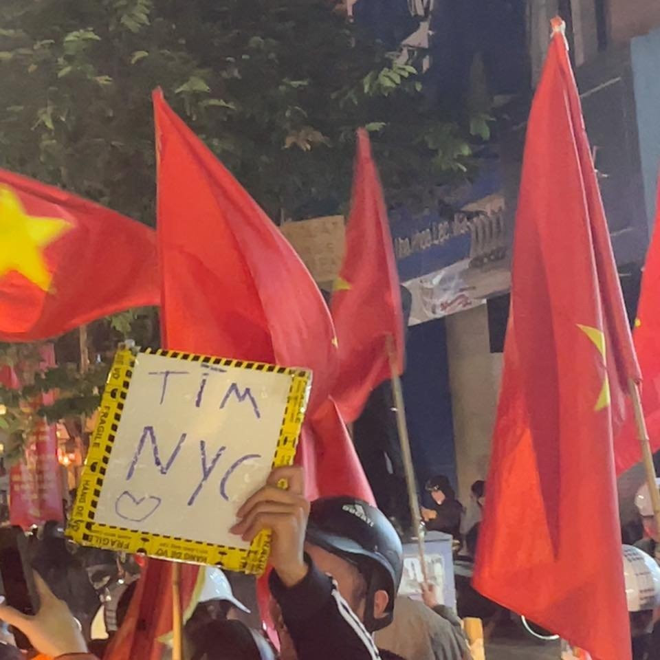 Tấm bảng "Tìm NYC" kèm hình trái tim giữa phố phường đông đúc khiến ai đi qua cũng phải bật cười.