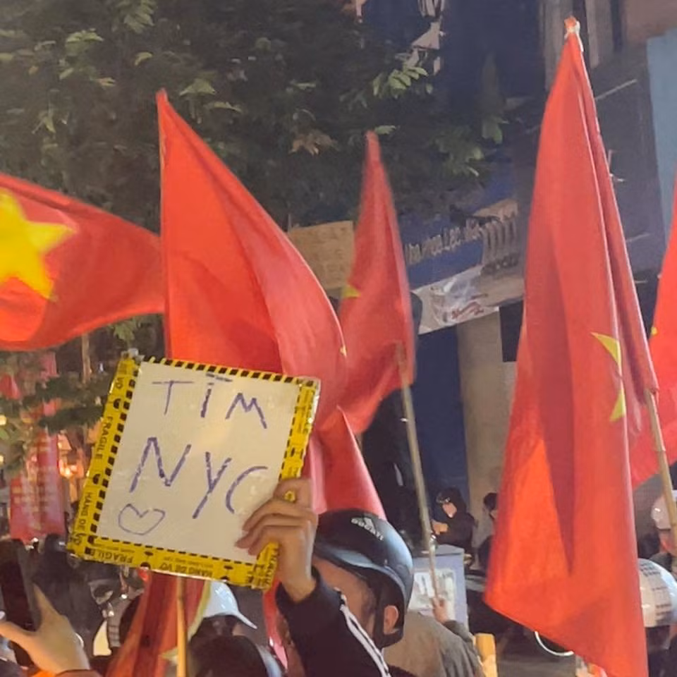 Tấm bảng "Tìm NYC" kèm hình trái tim giữa phố phường đông đúc khiến ai đi qua cũng phải bật cười.