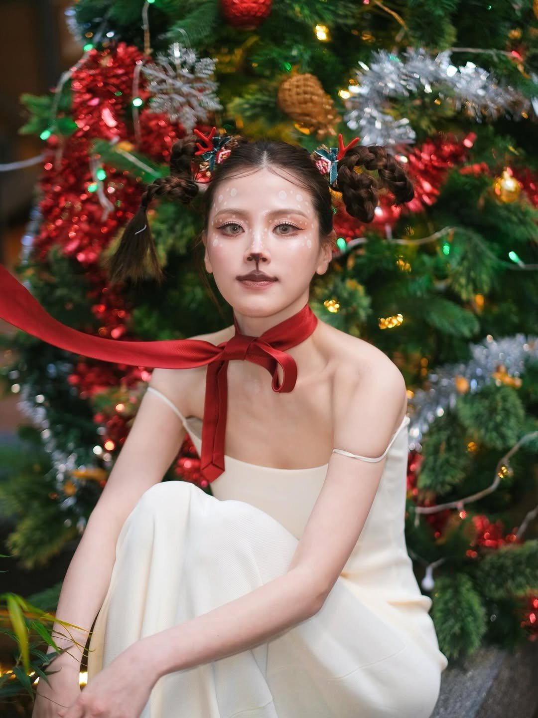 Để làm nổi bật lớp trang điểm cầu kỳ, "Ngọc nữ" chọn cho mình một thiết kế đầm trắng tinh khôi với phần dây vai mỏng manh, khoe trọn xương quai xanh quyến rũ và làn da trắng sứ. (Ảnh: IGNV)