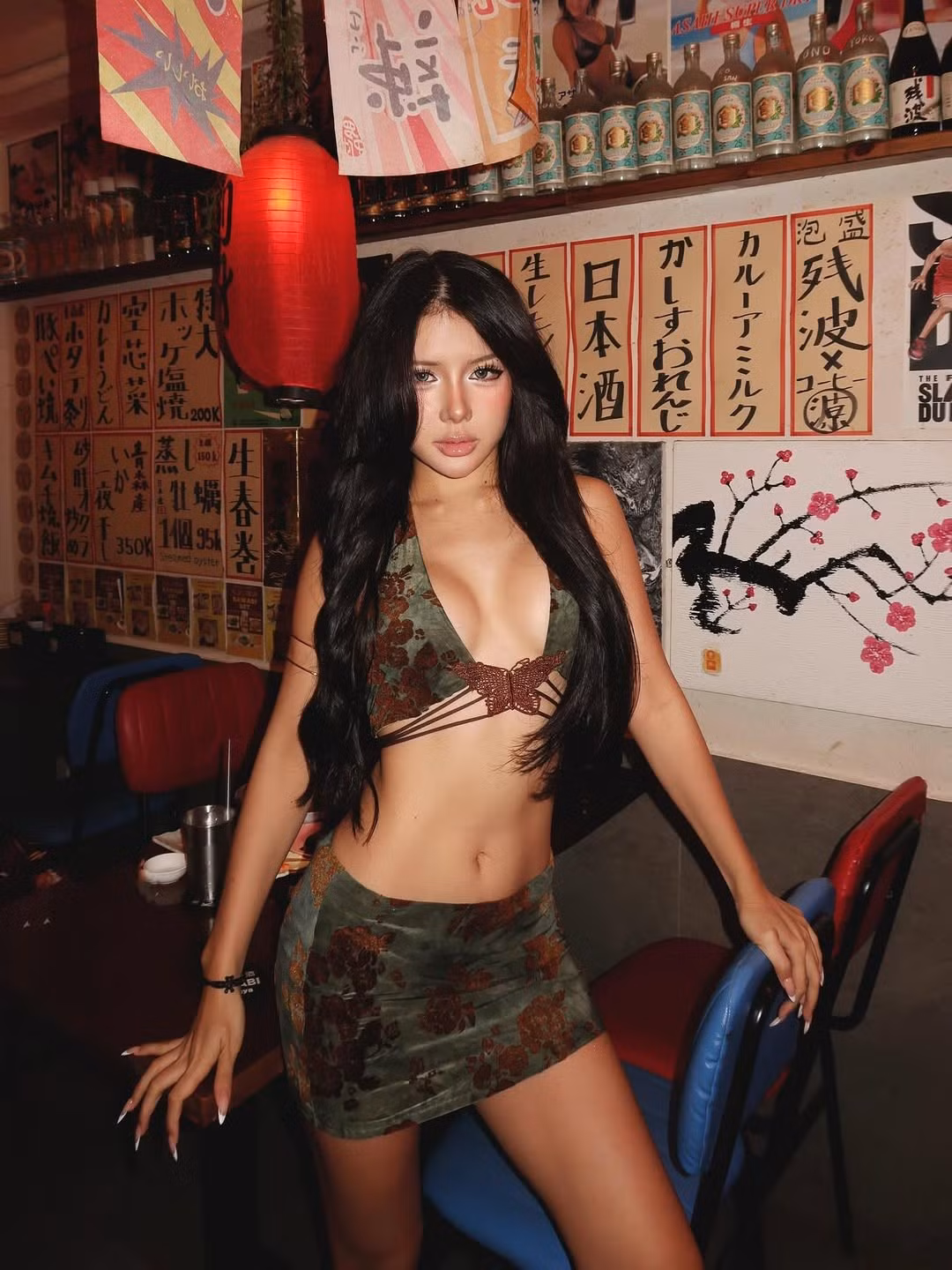 Nữ Tiktoker tự tin tạo dáng, từ những khoảnh khắc đầy thần thái đến những giây phút thoải mái thưởng thức các món ăn hấp dẫn. (Ảnh: IGNV)