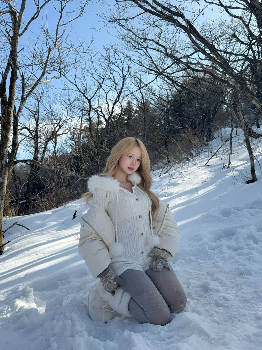 Vườn quốc gia Deogyusan (Hàn Quốc) vốn nổi tiếng với những cung đường tuyết lãng mạn, và Diệu Linh đã tận dụng triệt để không gian này để có những khung hình "sống ảo" chất lượng. (Ảnh: IGNV)