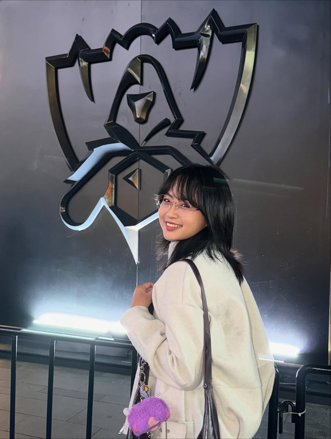 Với vẻ ngoài nhẹ nhàng, kèm theo chiếc kính cận, nữ MC nổi tiếng toát lên sự thông minh, gần gũi, đúng chuẩn "người nhà Esports" đến để tận hưởng trọn vẹn không khí của giải đấu.