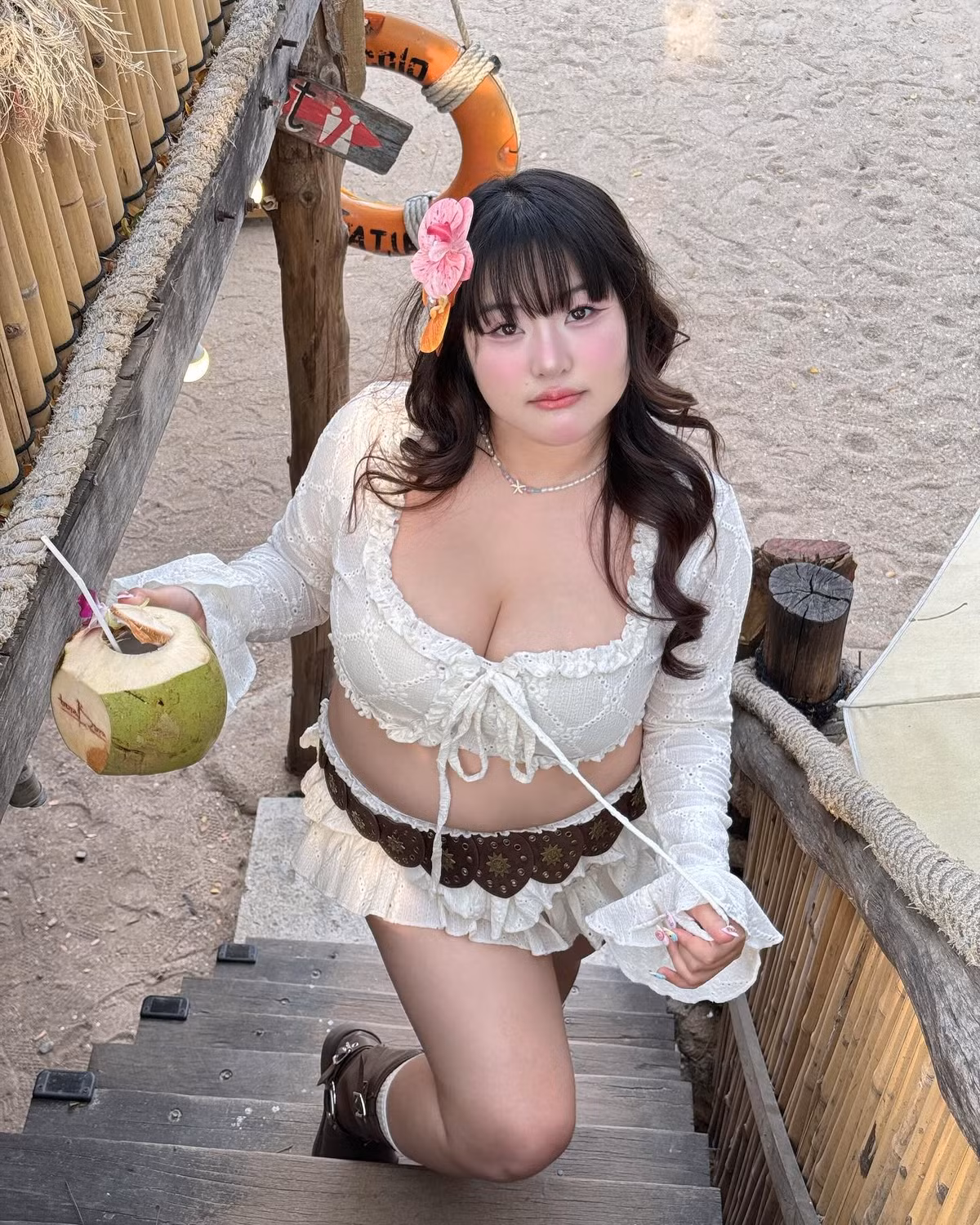 Cộng đồng mạng không ngừng dành lời khen cho phong cách thời trang táo bạo nhưng tinh tế của cô.