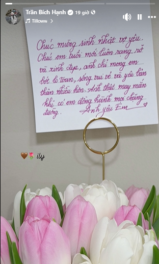 Đáp lại tình cảm của bạn trai, Bích Hạnh cũng liên tục cập nhật những khoảnh khắc hạnh phúc trên story Facebook. Đáng chú ý nhất là hình ảnh tấm thiệp viết tay đầy tâm huyết từ Văn Thanh. Trong thiệp, anh không ngần ngại gọi cô là "vợ yêu": "Chúc mừng sinh nhật vợ yêu. Chúc em tuổi mới luôn rạng rỡ và xinh đẹp...Anh thật may mắn khi có em đồng hành trên mọi chặng đường. Anh yêu Em."