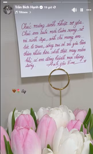 Đáp lại tình cảm của bạn trai, Bích Hạnh cũng liên tục cập nhật những khoảnh khắc hạnh phúc trên story Facebook. Đáng chú ý nhất là hình ảnh tấm thiệp viết tay đầy tâm huyết từ Văn Thanh. Trong thiệp, anh không ngần ngại gọi cô là "vợ yêu": "Chúc mừng sinh nhật vợ yêu. Chúc em tuổi mới luôn rạng rỡ và xinh đẹp...Anh thật may mắn khi có em đồng hành trên mọi chặng đường. Anh yêu Em."