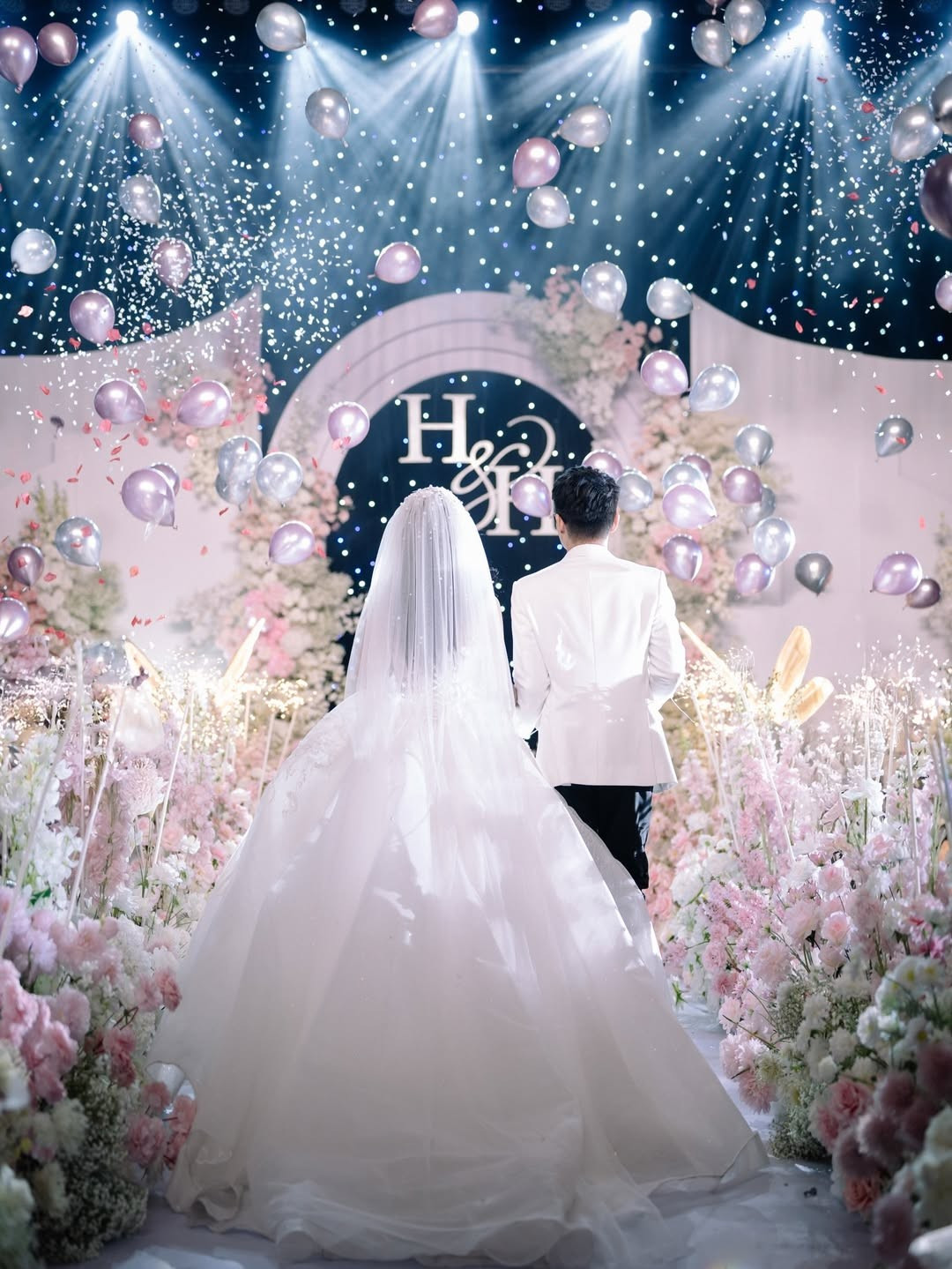 Mới đây, cô nàng vừa đăng tải những khoảnh khắc ngọt ngào trong lễ cưới của mình, nhận về rất nhiều lời chúc mừng từ cộng đồng mạng. (Ảnh: IGNV)