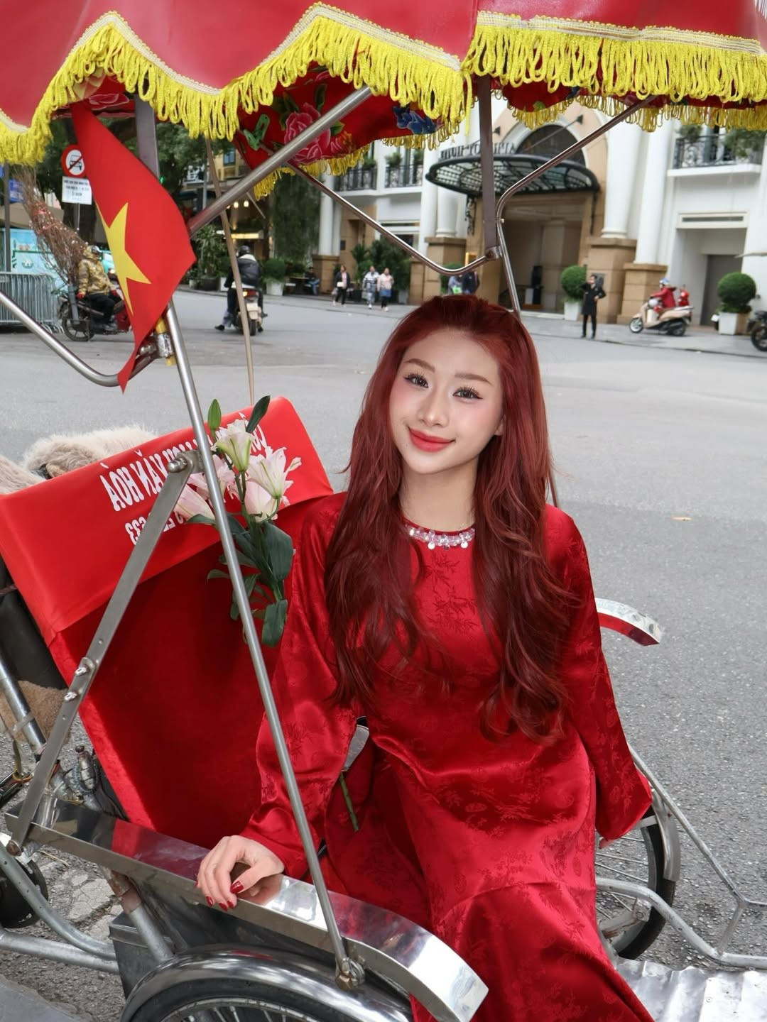 Sau khoảng thời gian thường xuyên cập nhật mạng xã hội bằng những khoảnh khắc vi vu trời Tây trong chuyến thăm bạn trai, Louis Phạm mới đây gây chú ý với bộ ảnh áo dài, gia nhập đường đua chào Tết Nguyên đán. (Ảnh: IGNV)