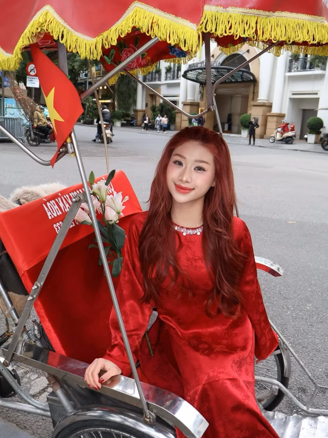 Sau khoảng thời gian thường xuyên cập nhật mạng xã hội bằng những khoảnh khắc vi vu trời Tây trong chuyến thăm bạn trai, Louis Phạm mới đây gây chú ý với bộ ảnh áo dài, gia nhập đường đua chào Tết Nguyên đán. (Ảnh: IGNV)