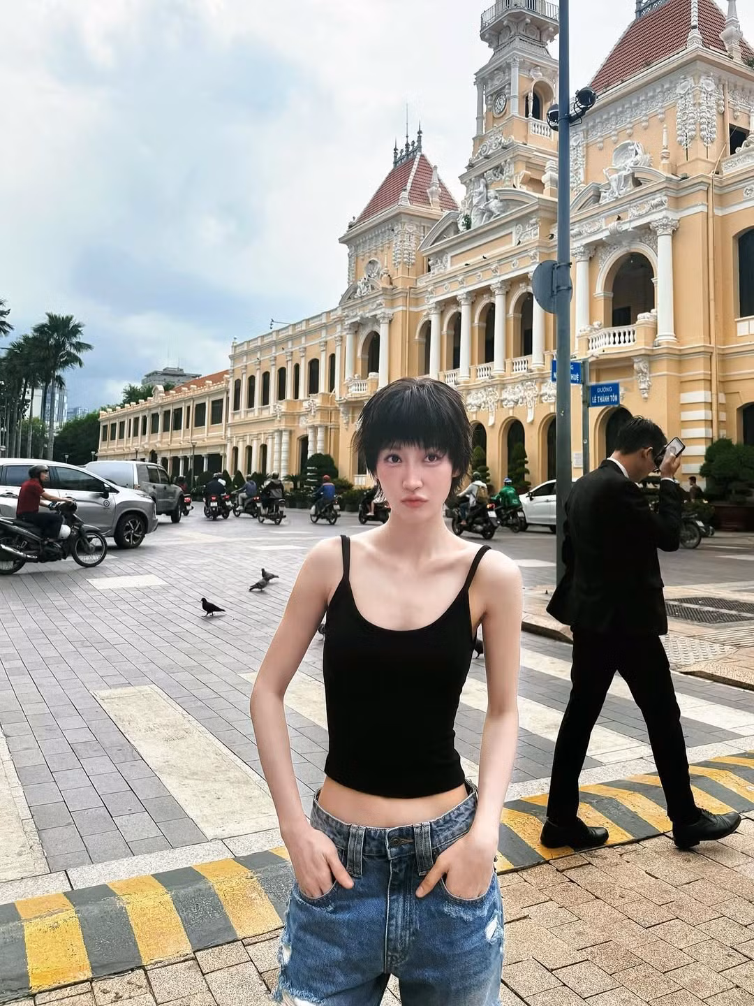 Cô thường xuyên chia sẻ những hình ảnh khoe vóc dáng cân đối, mảnh mai, cho thấy sự "lột xác" trong phong cách cá nhân. Sự thay đổi này nhận được nhiều sự quan tâm từ cộng đồng mạng.(Ảnh: IGNV)