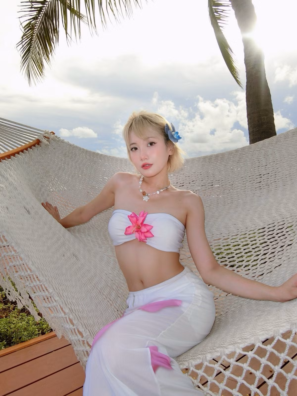 Trong bộ ảnh lần này, cô lựa chọn set đồ tông trắng chủ đạo, bao gồm áo quây ngắn kết hợp với chân váy dài. Với thiết kế đơn giản nhưng tinh tế, bộ váy giúp tôn lên làn da trắng mịn cùng vóc dáng thanh thoát của Emma.