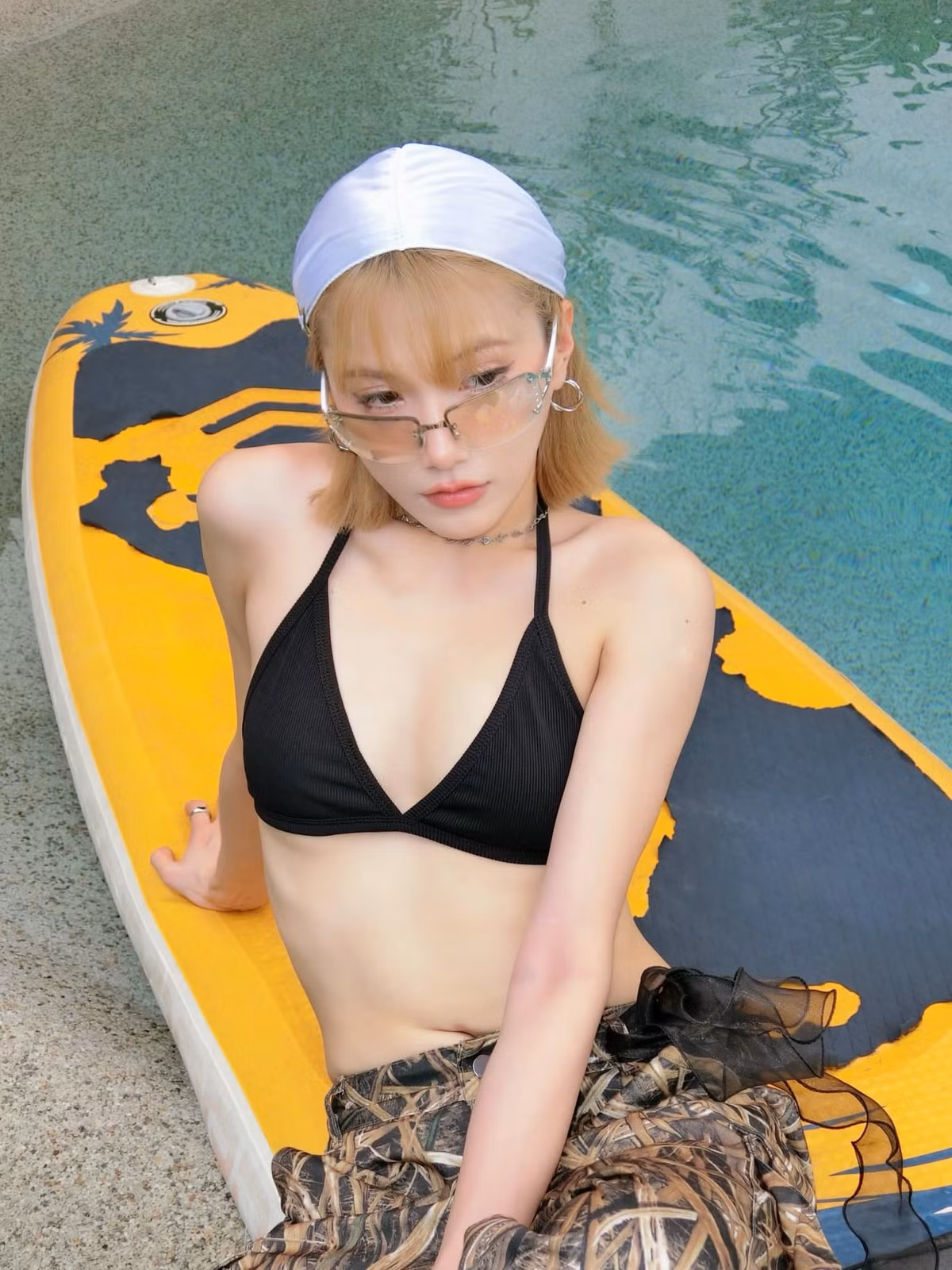 Trong một lần khác, khi khoe dáng bên bể bơi, cô nàng lựa chọn kết hợp giữa bra cùng chiếc quần có thiết kế cá tính, mang đến vẻ đẹp vừa gợi cảm, vừa phóng khoáng.