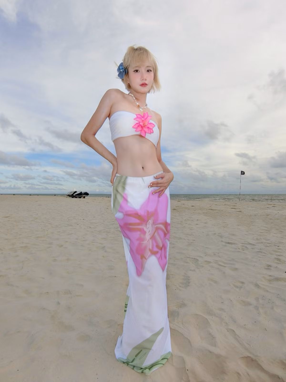 Phần ngực váy được đính kết hoa hồng nổi 3D màu hồng nhạt, tạo hiệu ứng thị giác mạnh mẽ.