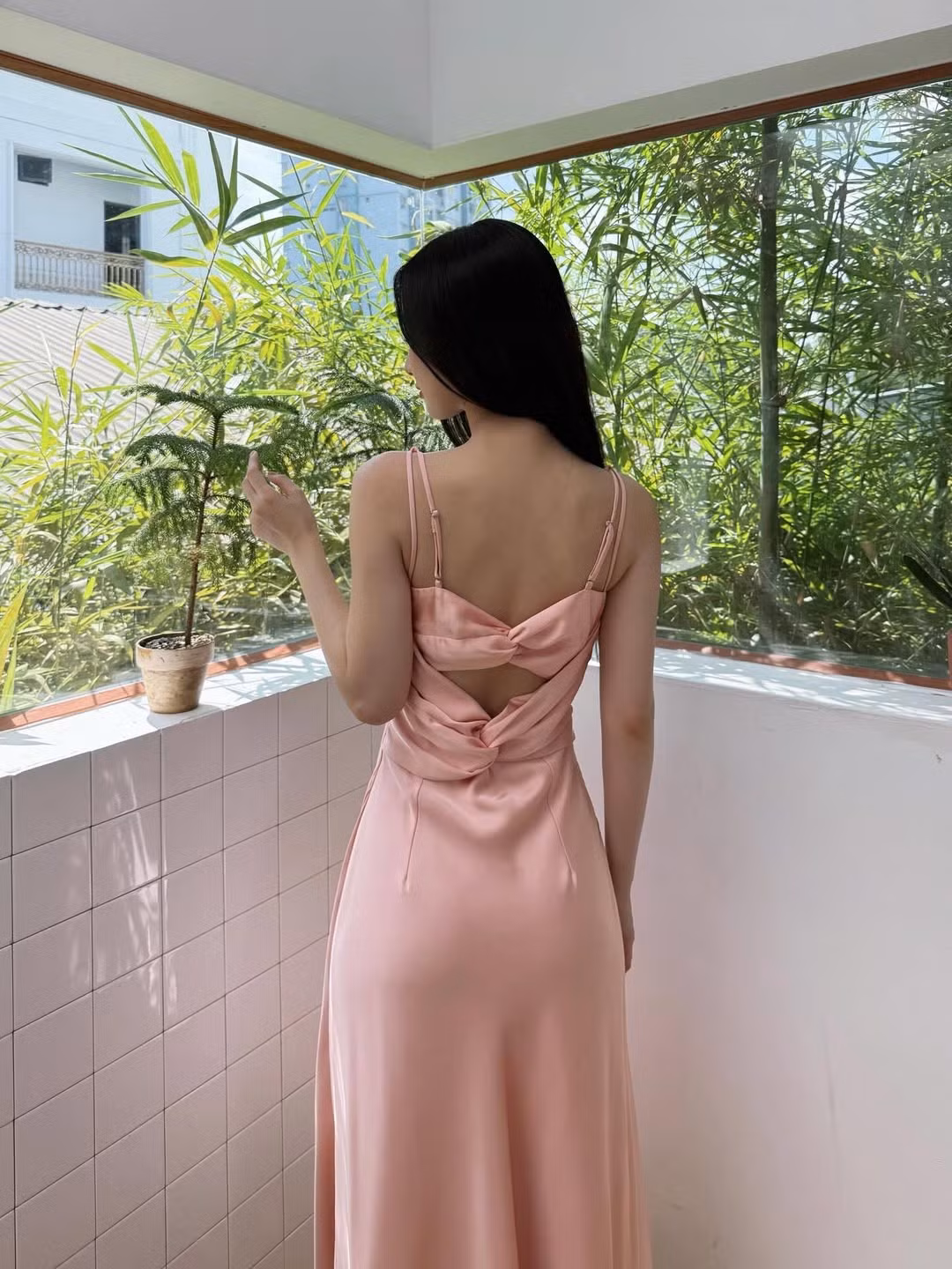 Điểm nhấn của bộ trang phục nằm ở phần cắt xẻ táo bạo phía sau lưng, kết hợp với chi tiết thắt nút lạ mắt, giúp Jun Vũ vừa giữ được nét thanh lịch, vừa phô diễn được nét gợi cảm khó cưỡng. (Ảnh: IGNV)