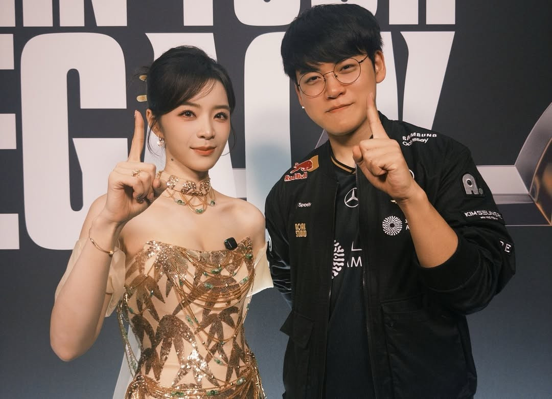 Cô không chỉ đảm nhận vai trò dẫn dắt các buổi phỏng vấn sau trận đấu mà còn khuấy động không khí sự kiện với phong thái tự tin và nhan sắc nổi bật của mình. (Ảnh: IGNV)