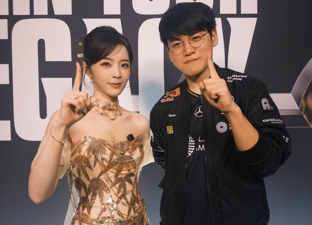 Cô không chỉ đảm nhận vai trò dẫn dắt các buổi phỏng vấn sau trận đấu mà còn khuấy động không khí sự kiện với phong thái tự tin và nhan sắc nổi bật của mình. (Ảnh: IGNV)