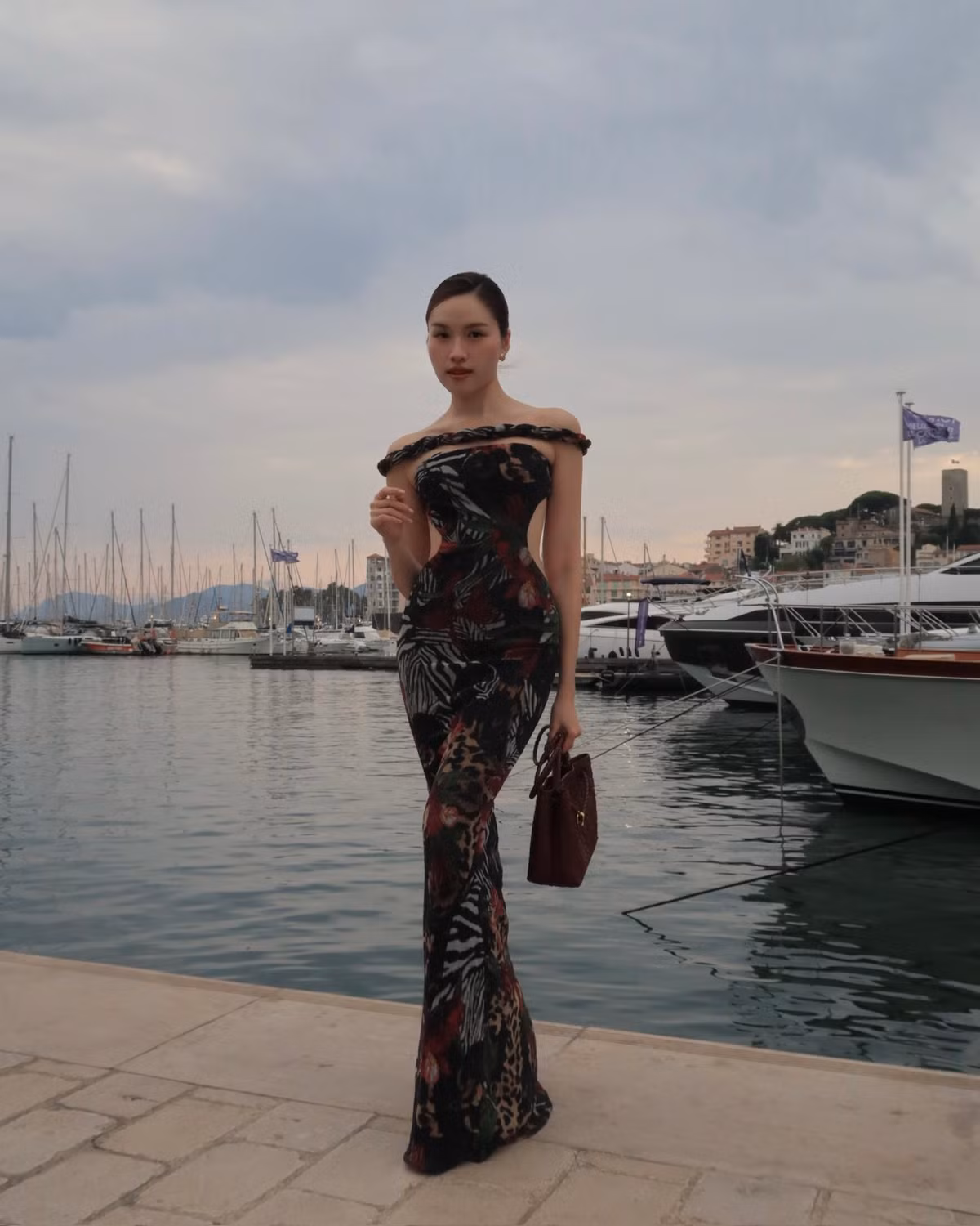 Thanh Thanh Huyền không giấu nổi sự hào hứng chia sẻ: “Lần đầu tới Cannes, Huyền chọn đi dạo bờ biển Côte d'Azur, vội vã rảo bước trên La Croisette, đại lộ ven biển nổi tiếng thế giới là xa hoa, sang trọng". (Ảnh: FBNV)