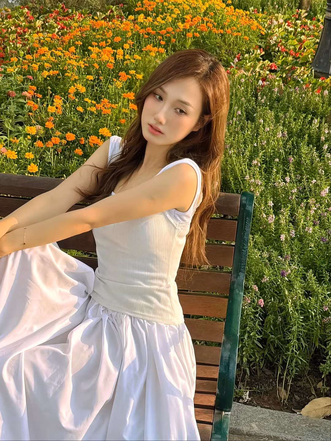 Ngoài đời, Hoàng Khánh Ly sở hữu một phong cách thời trang đa dạng và ấn tượng, trái ngược với hình ảnh trên phim. (Ảnh: FBNV)