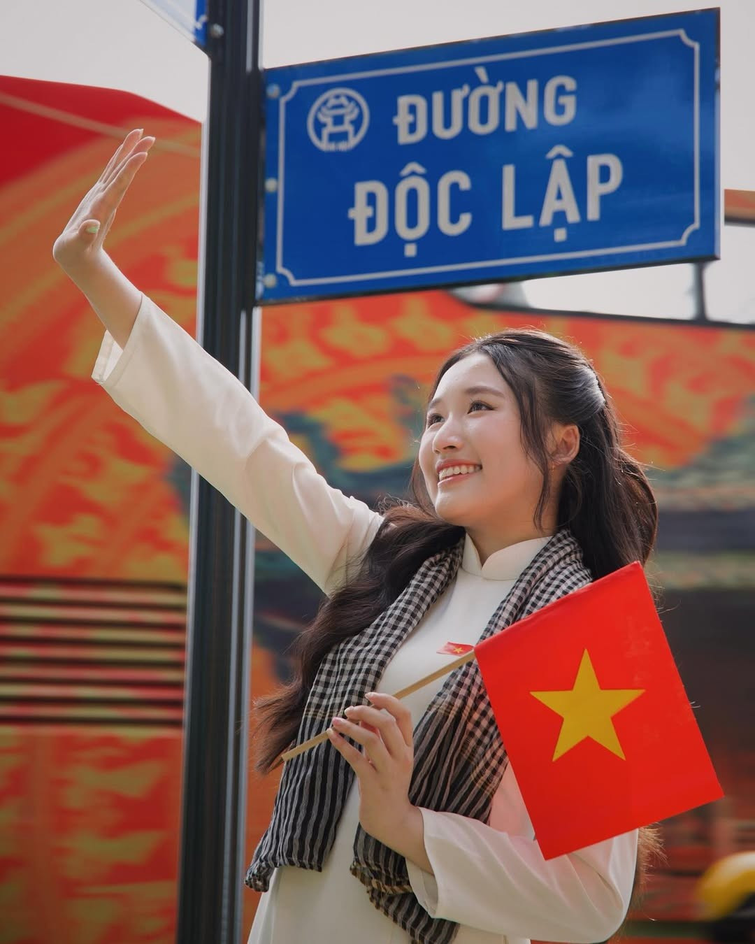 Vẫn là tà áo dài trắng truyền thống, nhưng Jenny Huỳnh đã khéo léo biến tấu chiếc nón lá của mình trở nên đặc biệt hơn với những bông hoa rực rỡ sắc màu được đính kết tinh tế. (Ảnh: IGNV)