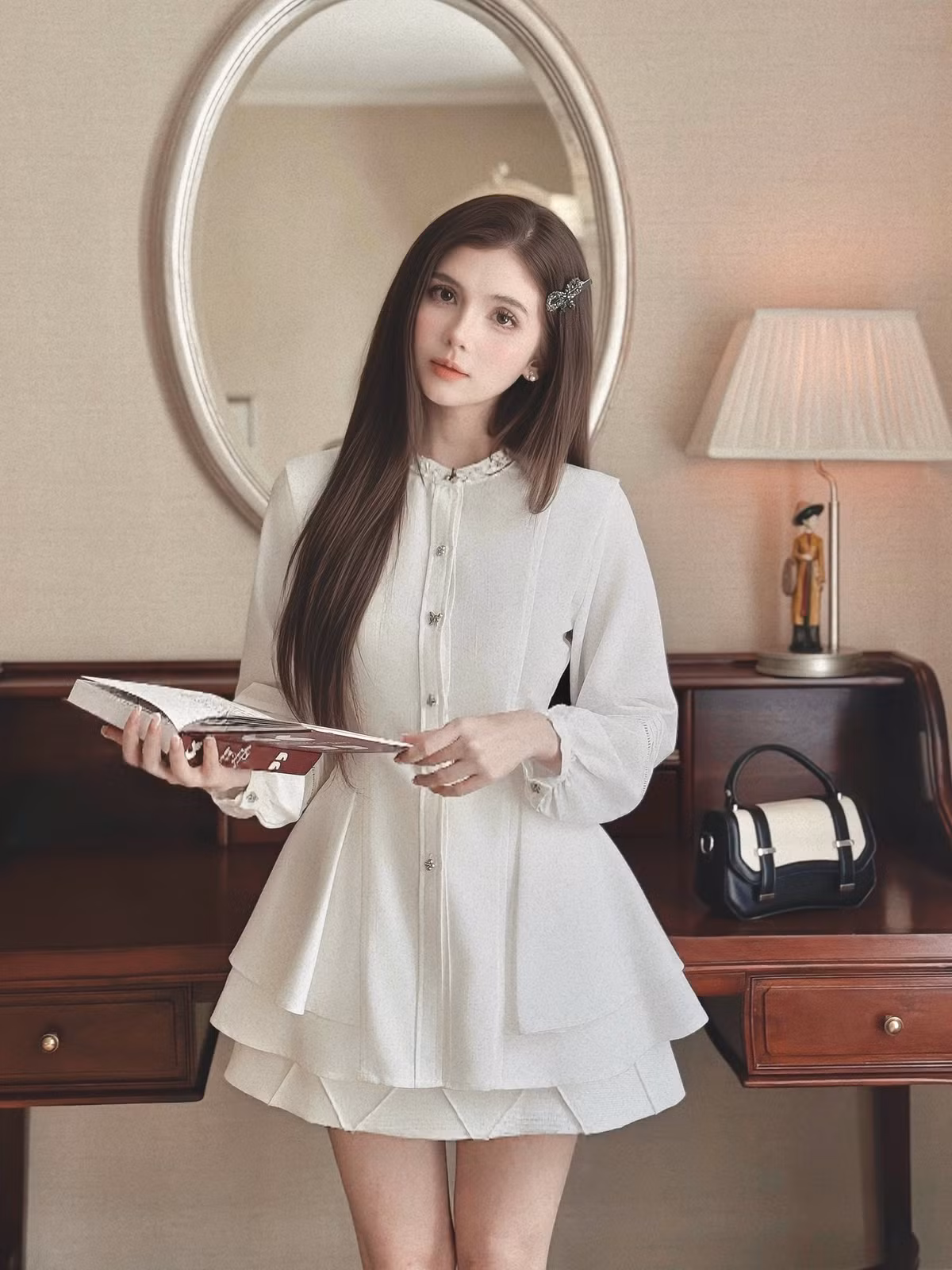 Trong một bức hình, cô nàng diện outfit mang hơi hướng cổ điển với chiếc váy trắng có thiết kế xòe nhẹ, cổ áo được trang trí tinh tế. Chiếc kẹp tóc lấp lánh như một điểm nhấn hoàn hảo, tạo nên vẻ đẹp ngọt ngào nhưng không kém phần quý phái. (Ảnh: FBNV)