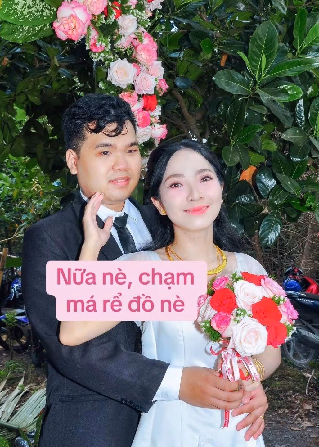 Bên cạnh đó, nhiều người cũng bày tỏ rằng bộ ảnh đã ghi lại một cách rất chân thật, sẽ là kỉ niệm đáng nhớ cho dâu rể mỗi khi nhắc về ngày trọng đại của cuộc đời.