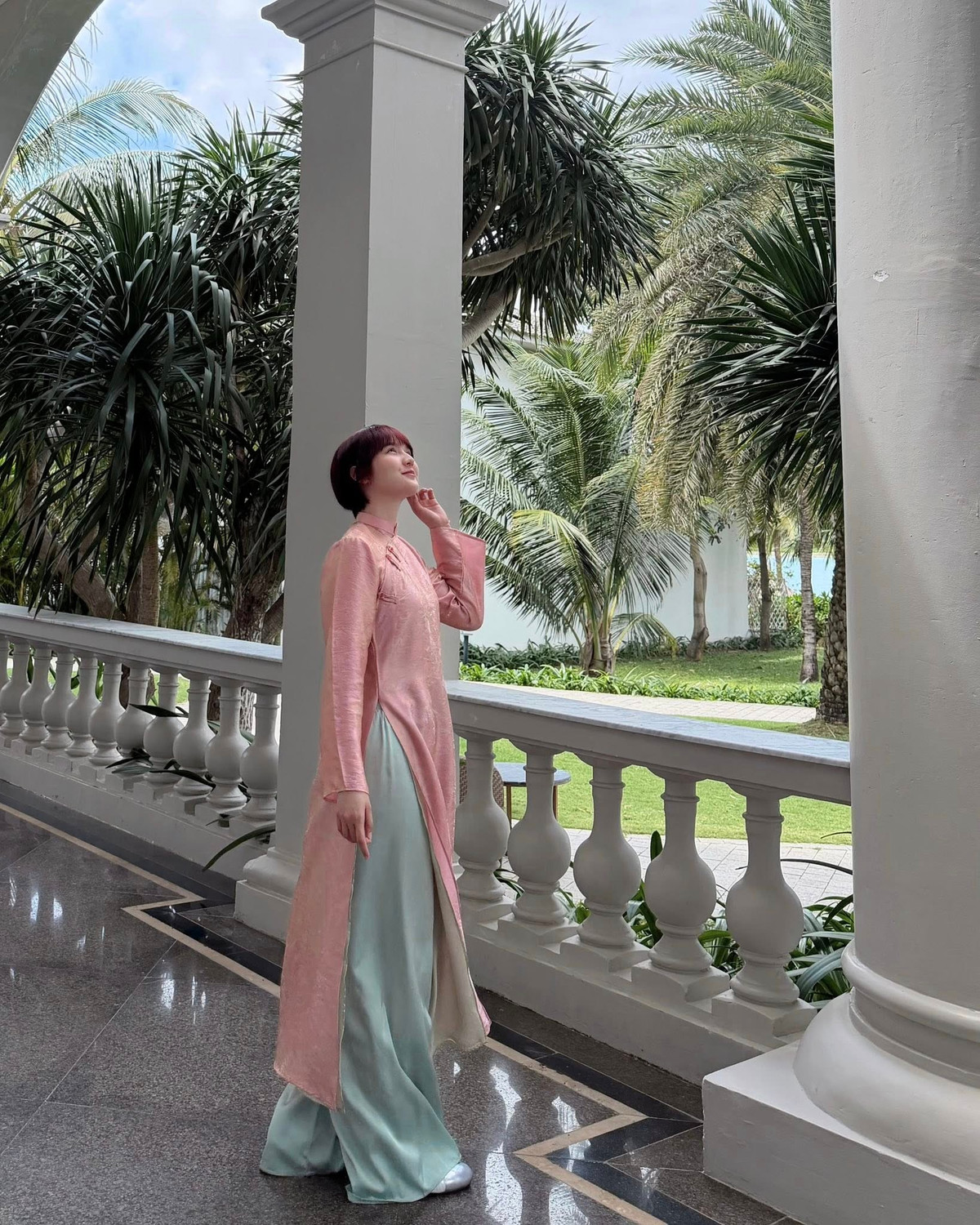 Mái tóc ngắn được cắt tỉa gọn gàng càng làm nổi bật vẻ đẹp có phần đầy đặn của cô nàng. (Ảnh: FBNV)