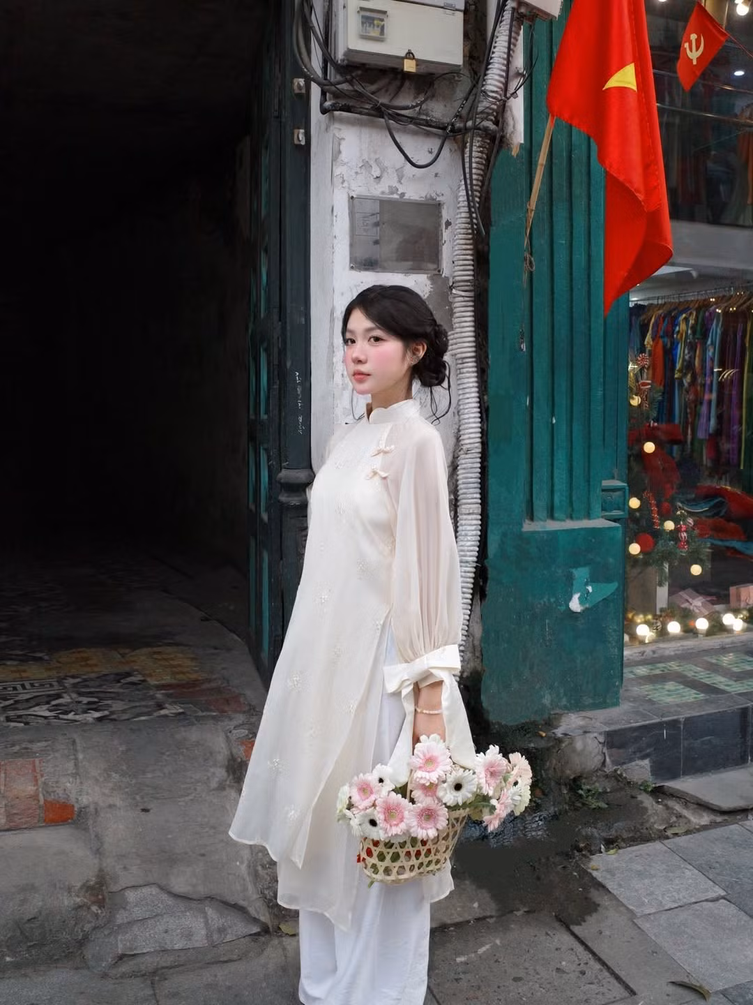 Trong đời thường, Vũ Nguyệt theo đuổi phong cách đa dạng nhưng luôn giữ được sự thanh lịch. Từ những bộ trang phục năng động, trẻ trung cho đến những bộ váy áo lộng lẫy, cô nàng đều khéo léo biến hóa để phù hợp với cá tính của bản thân.(Ảnh: IGNV)