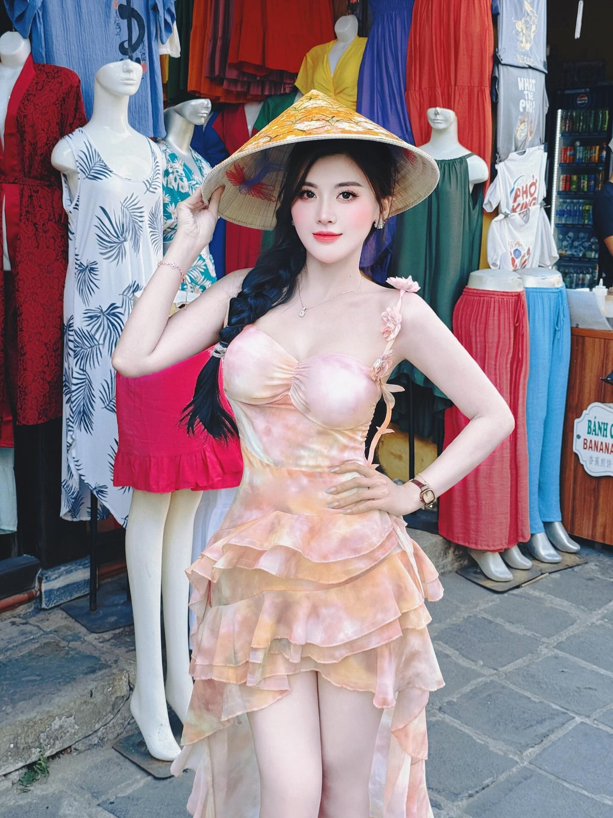 Điểm nổi bật nhất ở cô chính là làn da trắng sáng không tì vết, tưởng chừng như "phát sáng" dưới ánh nắng mặt trời. (Ảnh: IGNV)