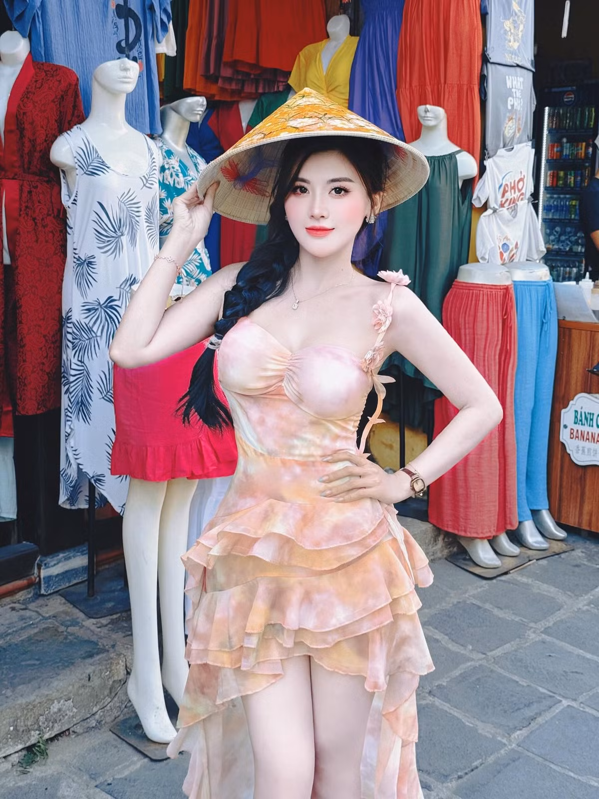 Điểm nổi bật nhất ở cô chính là làn da trắng sáng không tì vết, tưởng chừng như "phát sáng" dưới ánh nắng mặt trời. (Ảnh: IGNV)