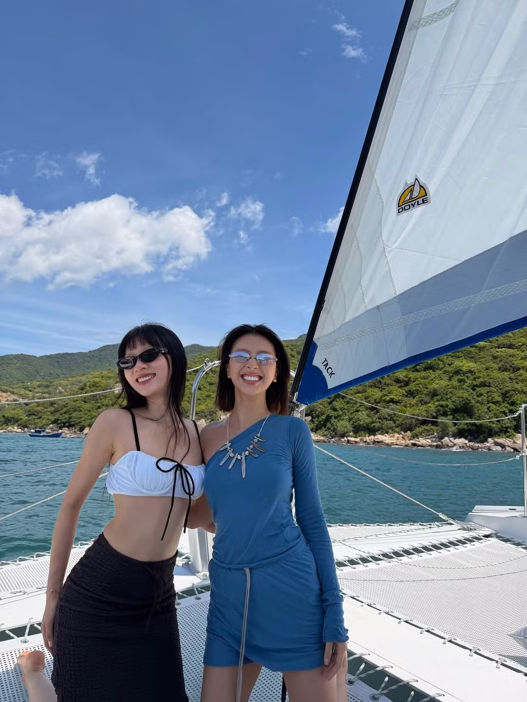 Quỳnh Anh Shyn và Mỹ Mỹ tạo dáng bên cạnh nhau, cả hai rạng rỡ chụp ảnh tại loạt góc check-in xinh xỉu tại resort đắt đỏ ở Vĩnh Hy (Ảnh: IG @quynhanhshyn_)