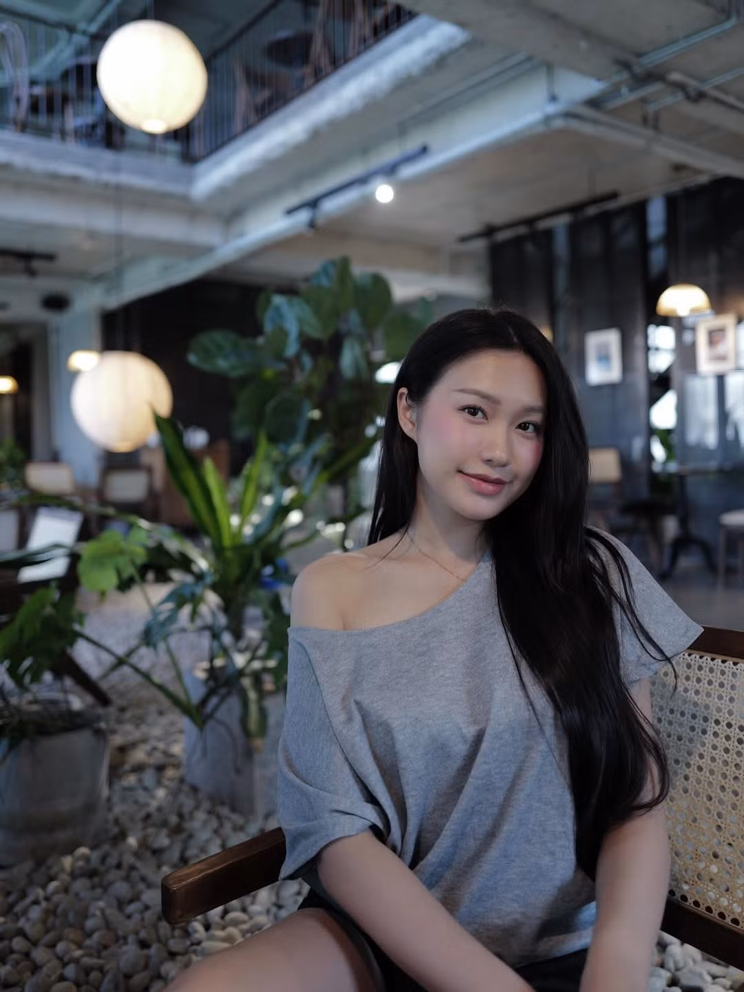 Dù chỉ là những khoảnh khắc đời thường, không trang phục cầu kỳ, Doãn Hải My vẫn toát lên khí chất cuốn hút, chuẩn "tiểu thư Hà thành".(Ảnh: IGNV)