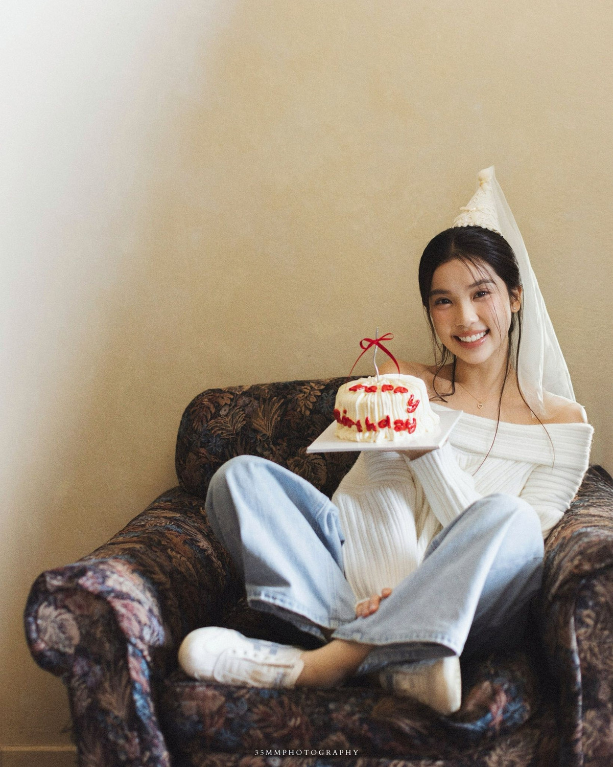 Nhiều bình luận từ cư dân mạng đã dành lời khen có cánh cho bộ ảnh này: "Trời ơi cổ xinh quá yêu quá", "hoá điên với visual này mất thôi happi birthday chị Vi". (Ảnh: FBNV)