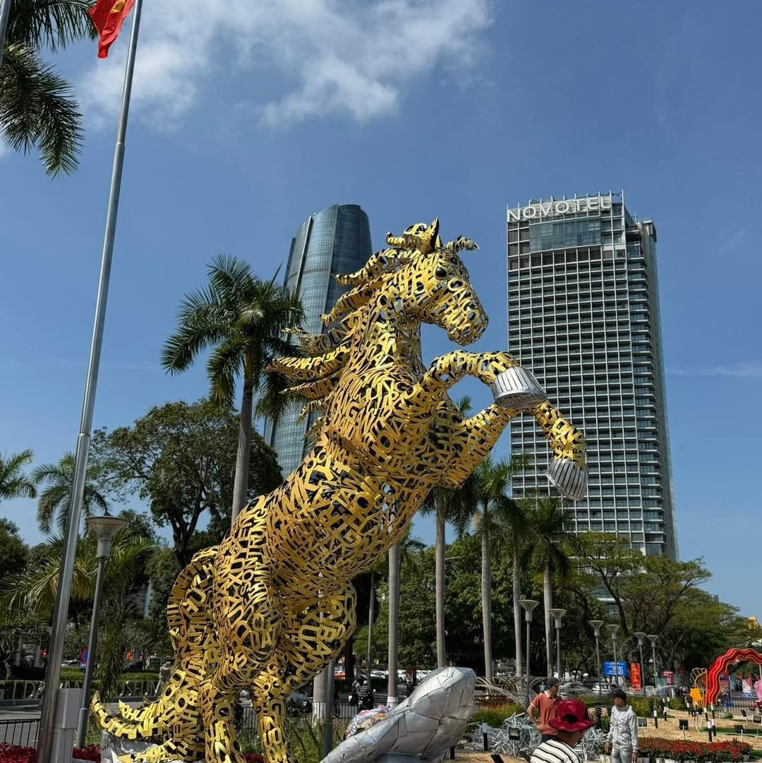 Đặc biệt, chữ "Đà Nẵng" được thiết kế với kích thước lớn nhất nằm ở phần lưng ngựa, tượng trưng cho sự gắn kết và thống nhất của toàn thành phố. Hình ảnh chú ngựa trong tư thế tung vó hướng ra sông Hàn thể hiện khát vọng vươn mình, đổi mới và phát triển mạnh mẽ của thành phố trong kỷ nguyên số.