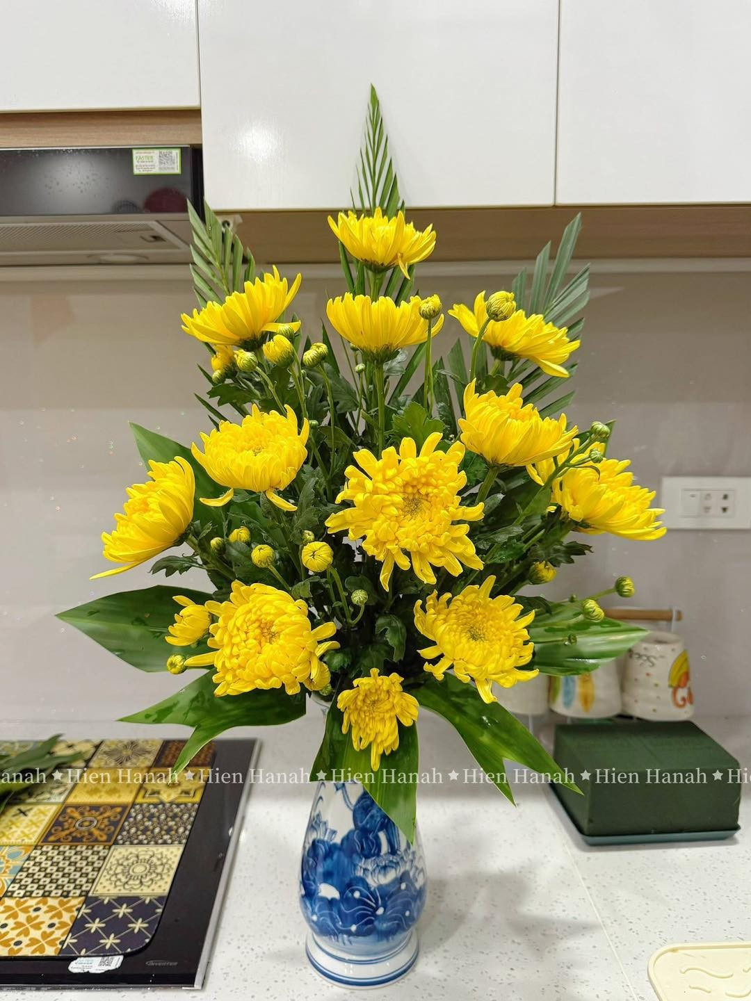 Ngoài ra có thể điểm xuyết thêm các nụ hoa nhỏ và lá phụ để che kín phần xốp, tạo độ dày và tự nhiên cho bình hoa.