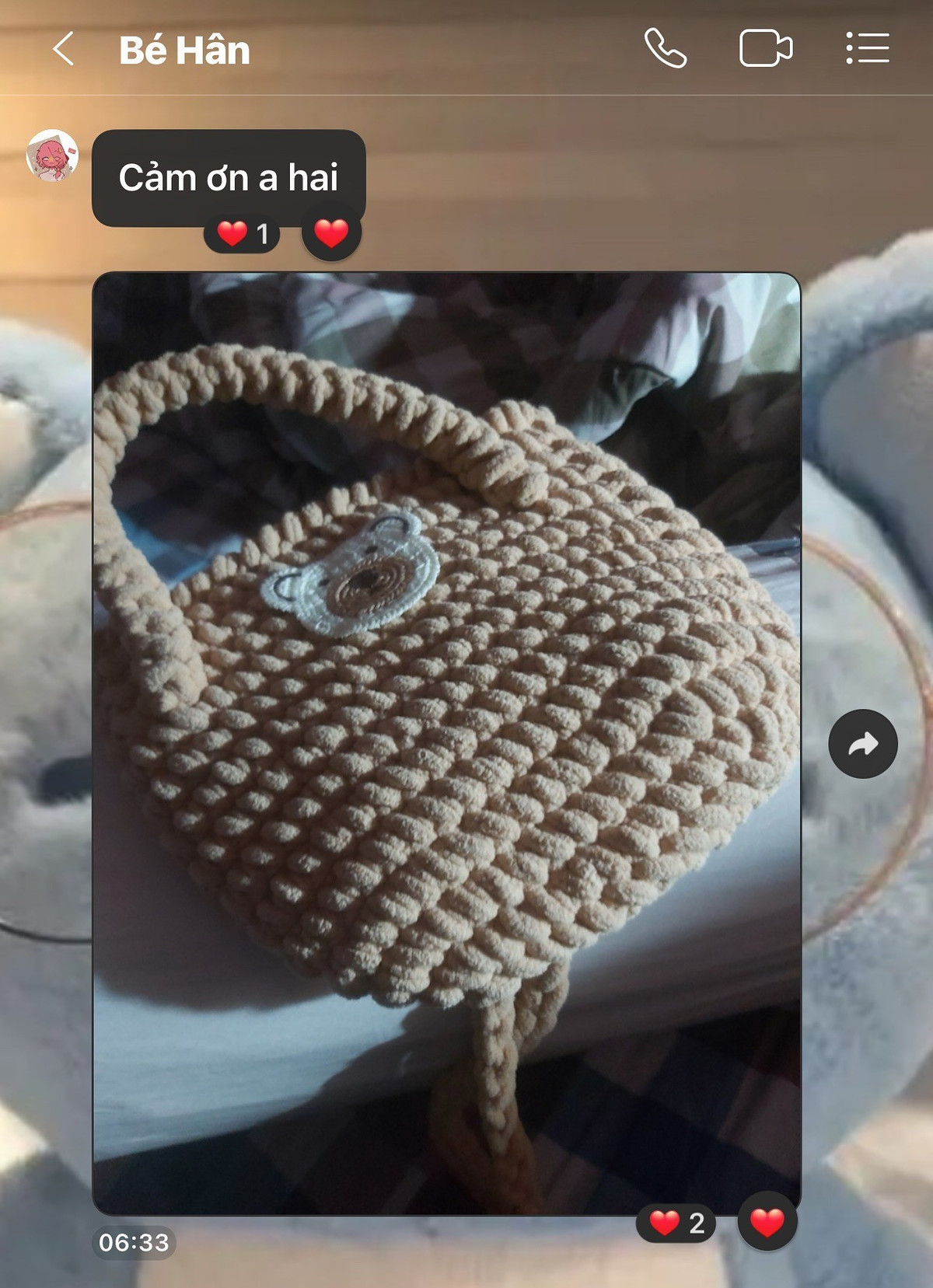 Mới đây, một bộ ảnh chụp màn hình tin nhắn giữa một người anh trai (21 tuổi) và cô em gái nhỏ (9 tuổi, tên Hân) đã bất ngờ "xâm chiếm" mạng xã hội. Chỉ sau vài giờ đăng tải, bài viết đã nhanh chóng thu về hàng trăm nghìn lượt thích và hàng chục nghìn bình luận, tạo nên một cơn sốt vì sự tương tác vừa hài hước, vừa ngọt ngào của cặp anh em này.