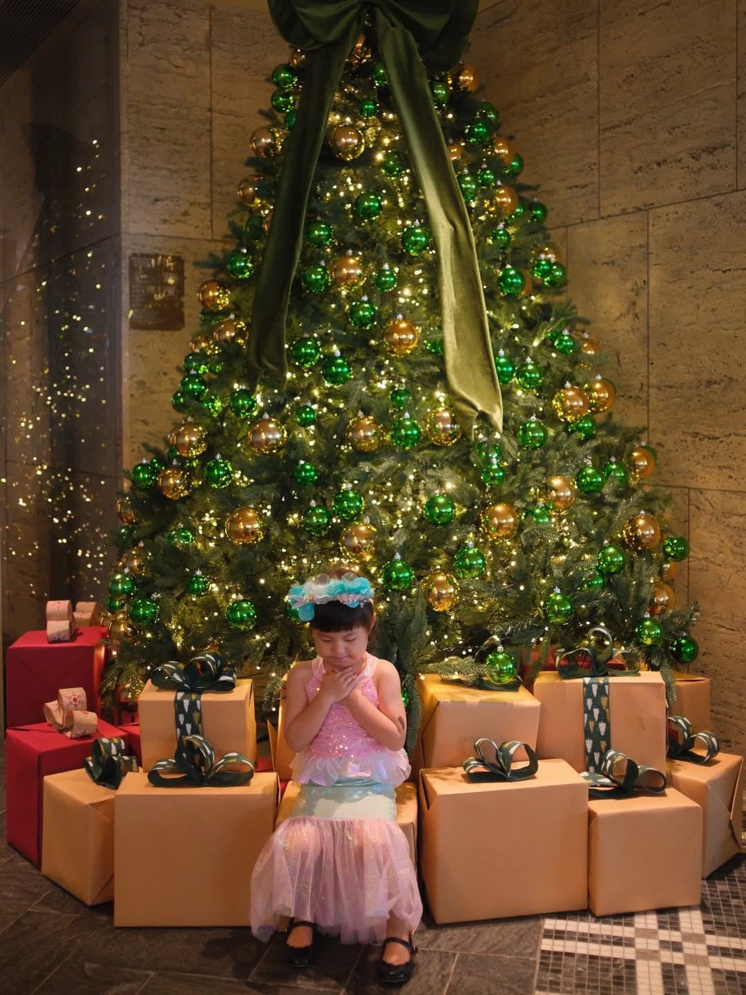 Trong loạt ảnh, Pam Yêu Ơi thể hiện đủ mọi sắc thái cảm xúc và tạo dáng. Có lúc cô bé nở nụ cười tươi rói, tay ôm chặt chú gấu bông màu vàng, hay tạo dáng "bắn tim" cực kỳ chuyên nghiệp. (Ảnh: @pamyeuoi)