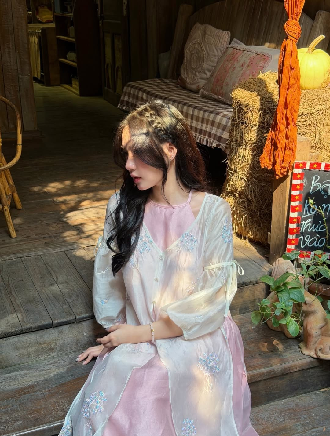 Điểm nhấn của bộ trang phục chính là phần tay bồng điệu đà và thiết kế cổ yếm ẩn hiện bên trong, mang đến vẻ đẹp vừa kín đáo, vừa quyến rũ. (Ảnh: IGNV)