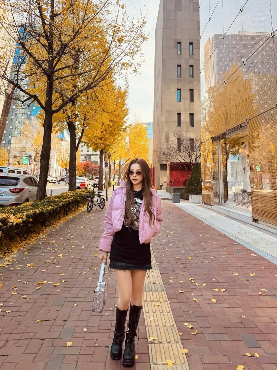 "Chị đẹp" sinh năm 1989 là tín đồ của thời trang hàng hiệu. Cô sở hữu nhiều quần áo, phụ kiện đến từ các nhà mốt cao cấp như Versace, Chanel, Dior, Hermès… (Ảnh: IGNV)