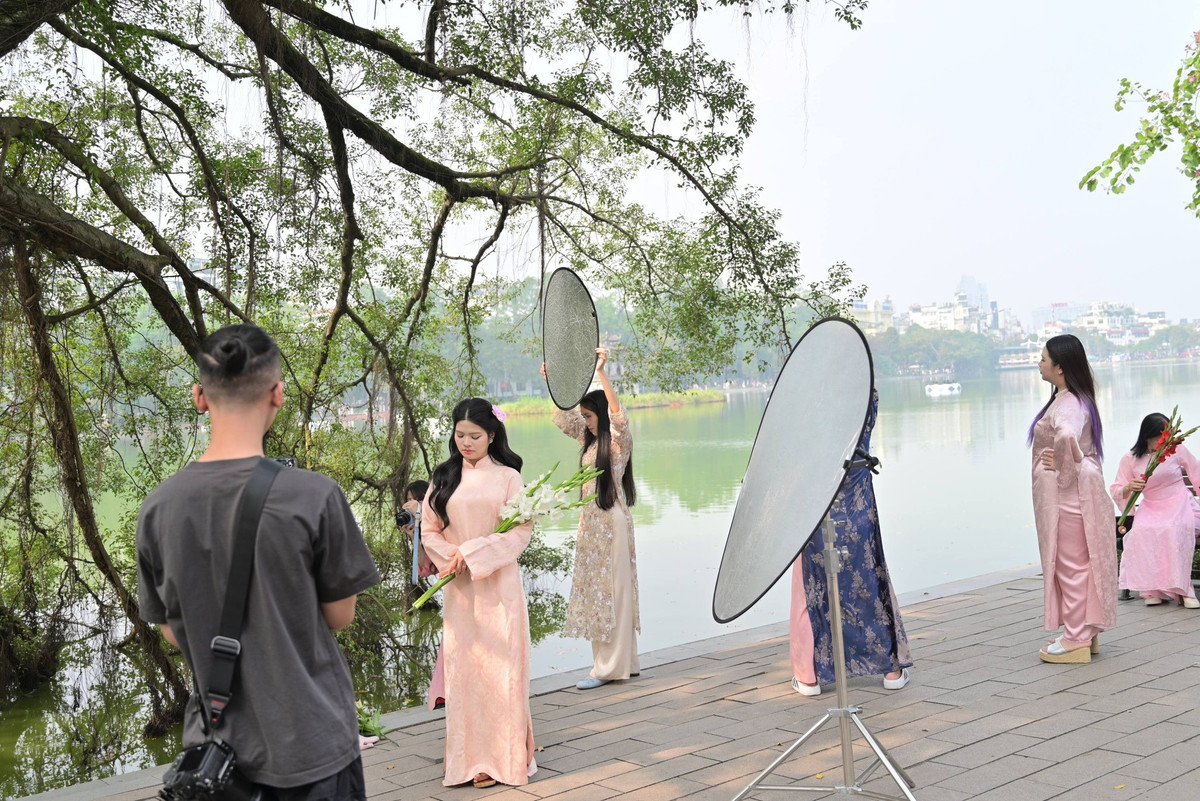 Sức hút của tà áo dài không chỉ dừng lại ở các bạn trẻ Việt Nam mà còn khiến nhiều du khách quốc tế thích thú.