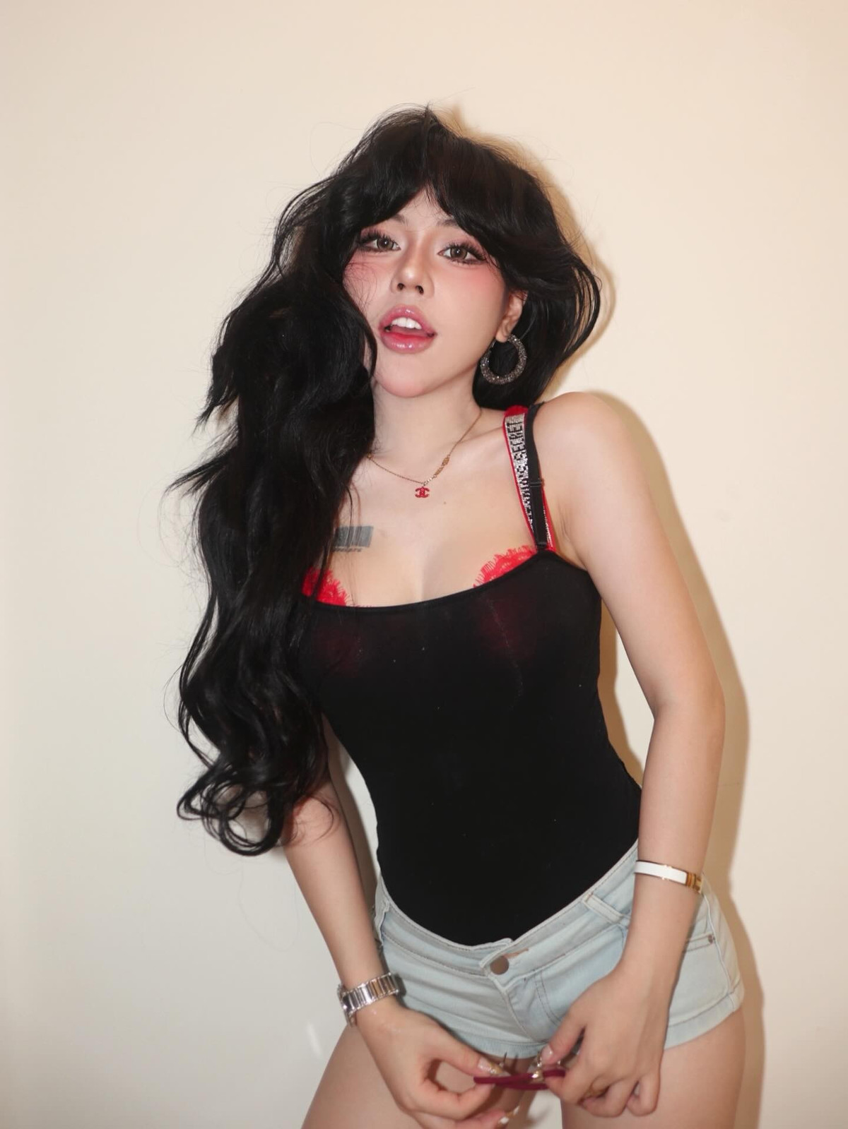 Bộ ảnh lần này không chỉ khẳng định gu thời trang tinh tế mà còn cho thấy sự nhạy bén của cô trong việc nắm bắt các xu hướng chụp ảnh đang hot của giới trẻ. (Ảnh: IGNV)