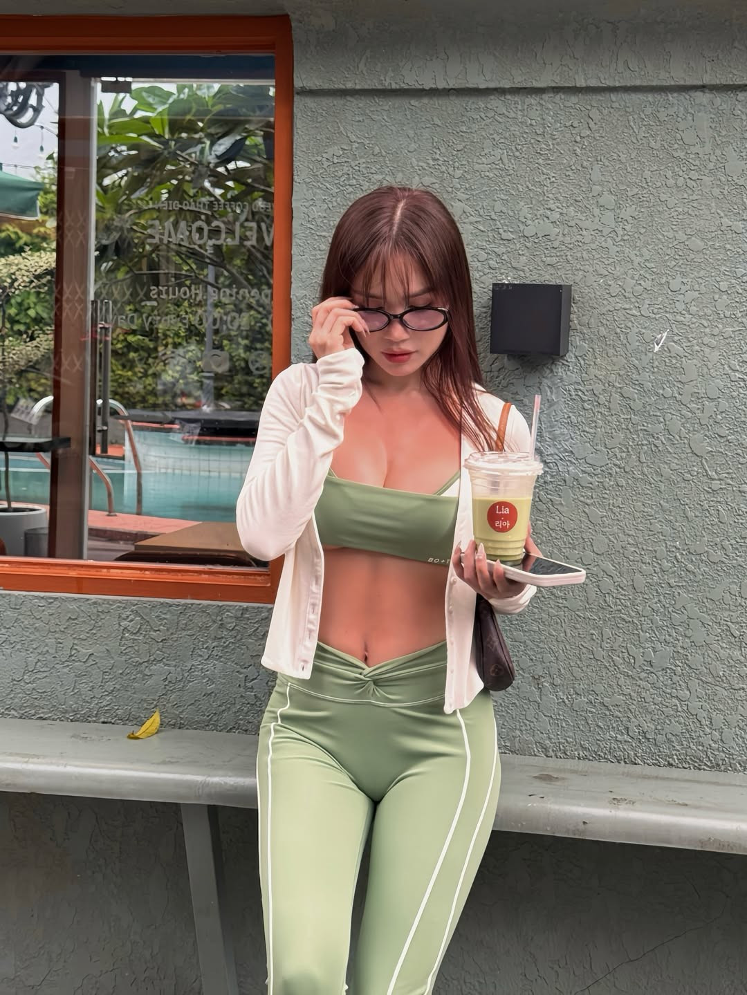 Cô có khả năng thực hiện nhiều tư thế Yoga khó và đặc biệt chú trọng các bài tập Squat, Plank để cải thiện số đo vòng 3. (Ảnh: IGNV)