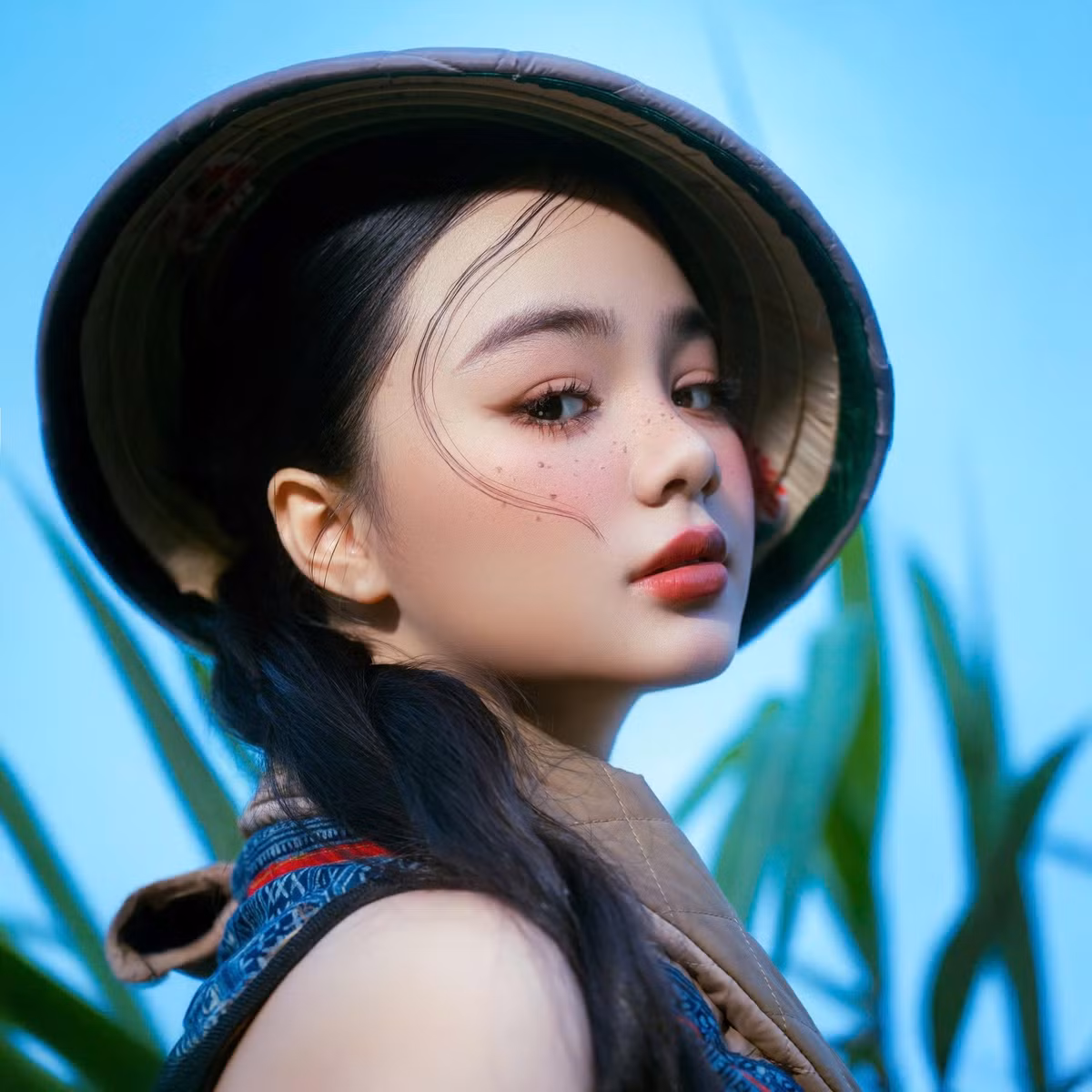 Sinh năm 2012, Maika Ngọc Khánh hiện là một trong những mẫu nhí nổi bật nhất của làng thời trang Việt Nam.