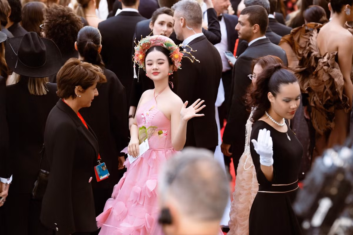 Xuất hiện trên thảm đỏ, Maika diện thiết kế yếm cách tân độc đáo, được biến tấu tinh tế để phù hợp với không khí sang trọng của sự kiện.