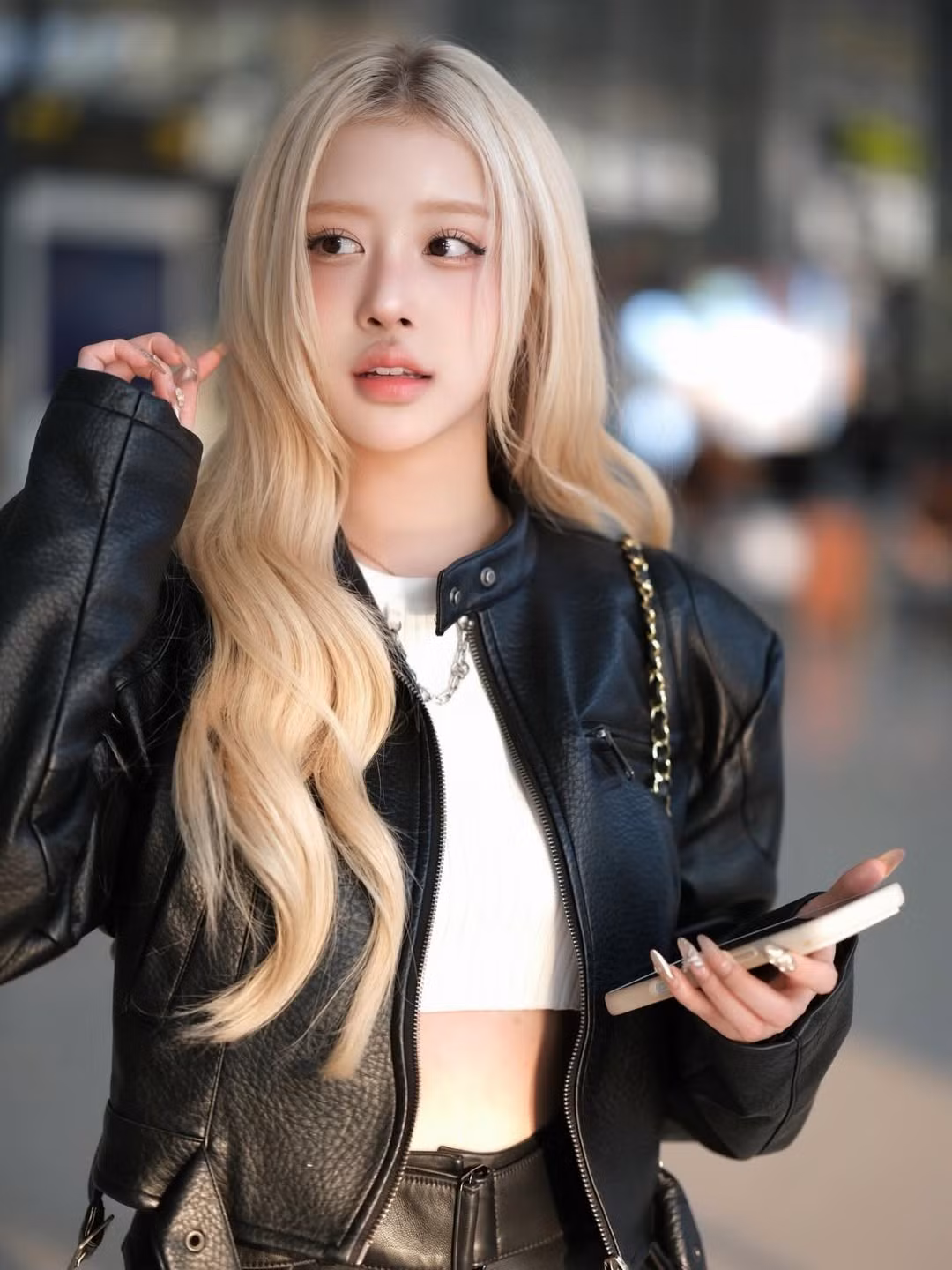 Trào lưu thuê "trạm tỷ" để chụp ảnh đang càn quét mạng xã hội Việt Nam, thu hút sự tham gia của đông đảo giới trẻ và các KOL/Hot Girl đình đám. Điểm đặc biệt của trào lưu này là mang đến những bức ảnh đời thường nhưng có thần thái, góc chụp như của ngôi sao tại sân bay hay sự kiện, mà người được chụp không cần tạo dáng cầu kỳ. (Ảnh: IGNV)