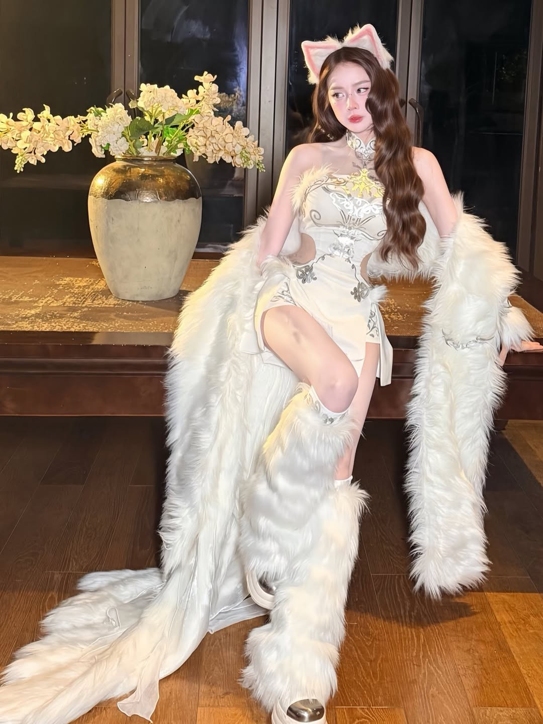 DJ Mie đã khéo léo lựa chọn một bộ trang phục tông trắng bạc với chiếc váy ôm sát dáng ngắn, lấy cảm hứng từ trang phục truyền thống sườn xám nhưng được cách tân táo bạo. (Ảnh: IGNV)