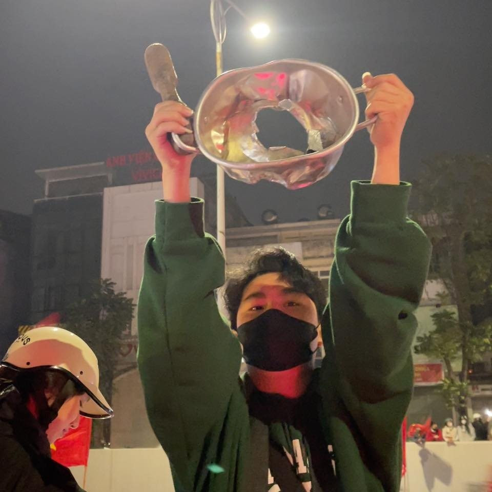 Khái niệm "đi bão" từ lâu đã trở thành một "đặc sản" văn hóa của người hâm mộ Việt Nam, nhưng mỗi mùa vô địch, sự sáng tạo của các cổ động viên lại được nâng lên một tầm cao mới, đầy hài hước và "độc nhất vô nhị".