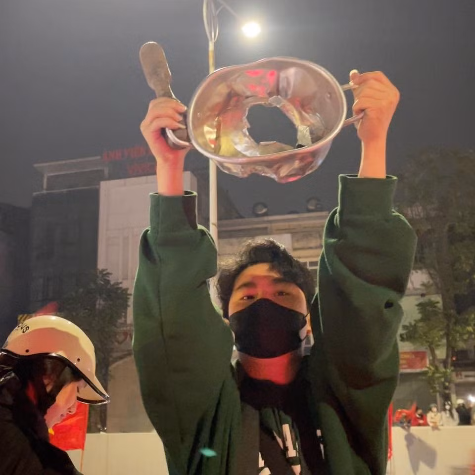 Khái niệm "đi bão" từ lâu đã trở thành một "đặc sản" văn hóa của người hâm mộ Việt Nam, nhưng mỗi mùa vô địch, sự sáng tạo của các cổ động viên lại được nâng lên một tầm cao mới, đầy hài hước và "độc nhất vô nhị".